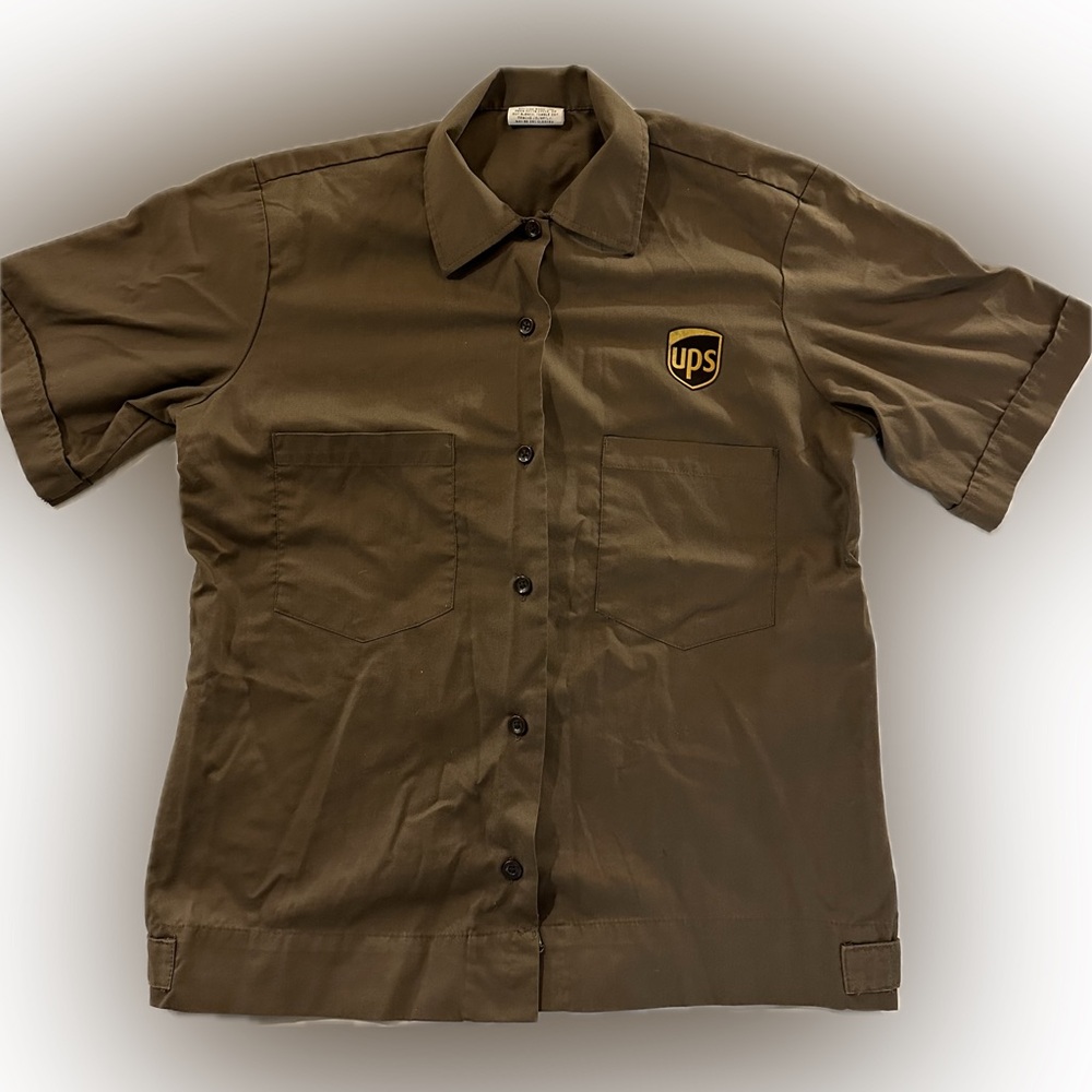Men’s UPS shirt size small runs small